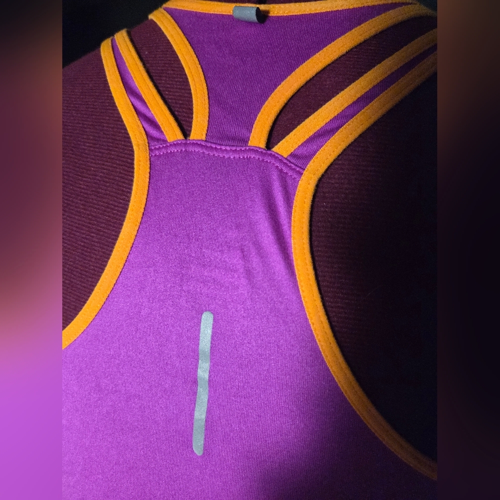 Nike Dri-FIT Women’s Running Tank• Reflective Details•Secure Pocket• Racerback L - Picture 3 of 6